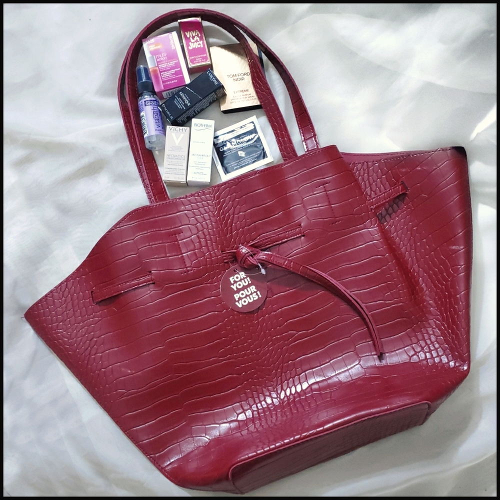 Free with purchase 🌸 Faux leather tote + samples